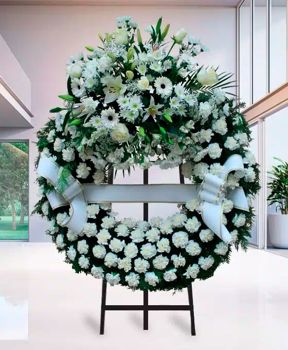 Corona Funeraria de claveles blancos para Tanatorio Sabadell